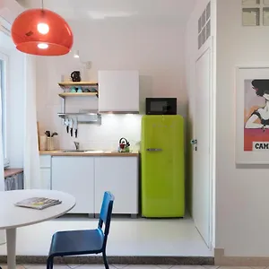 Xenia - Stylish Colorful Apt- Upbeat & Well-connected Area , Milano Italia